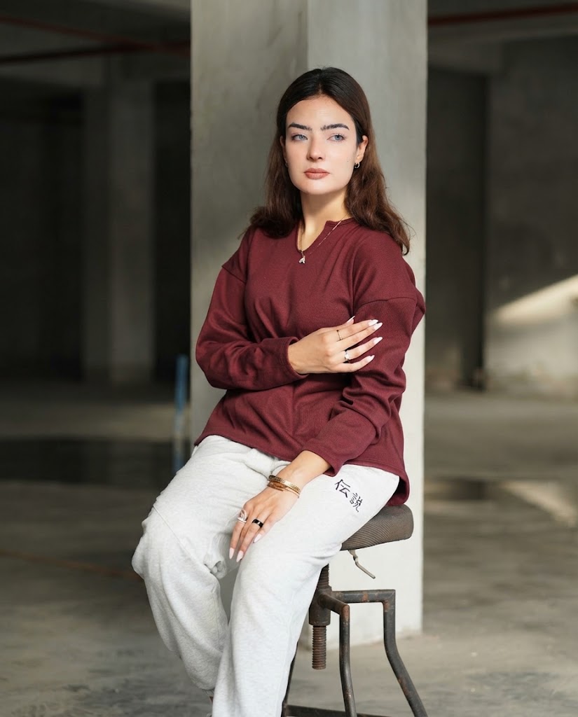BURGUNDY SPLIT-NECK RIBBED SWEATSHIRT (BOXY FIT)